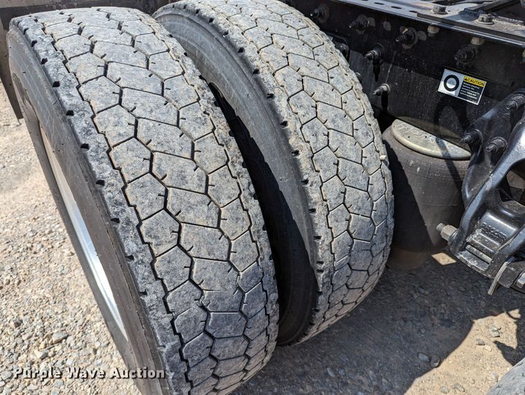 image for item MN9979 2019 Peterbilt 579  semi truck