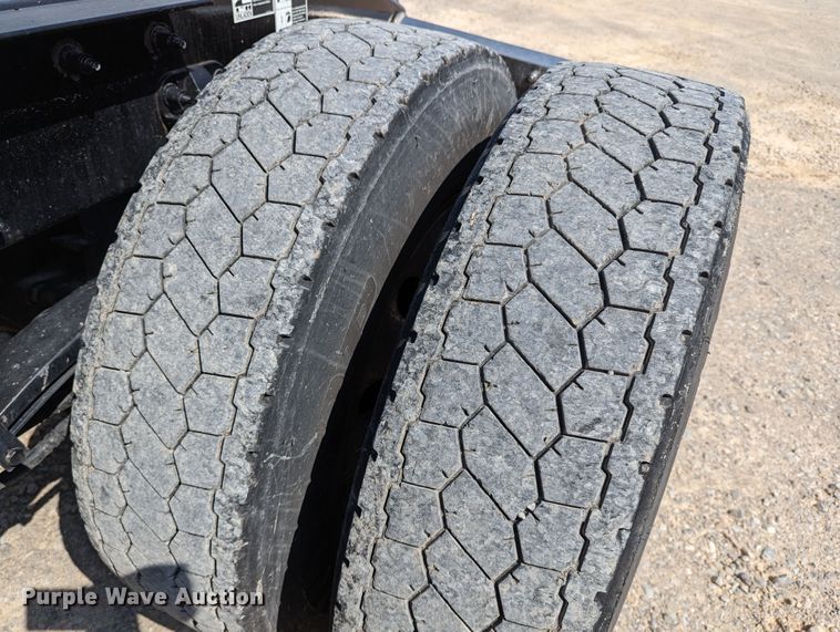 image for item MN9979 2019 Peterbilt 579  semi truck