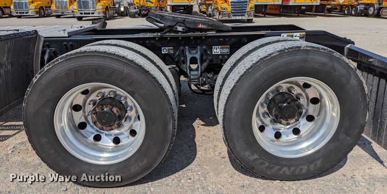 image for item MN9979 2019 Peterbilt 579  semi truck