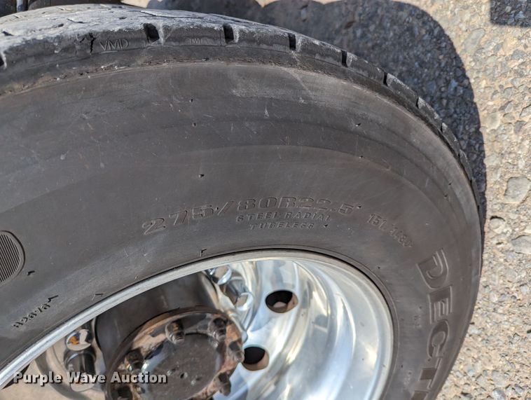 image for item MN9979 2019 Peterbilt 579  semi truck