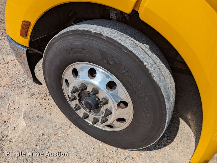 image for item MN9979 2019 Peterbilt 579  semi truck