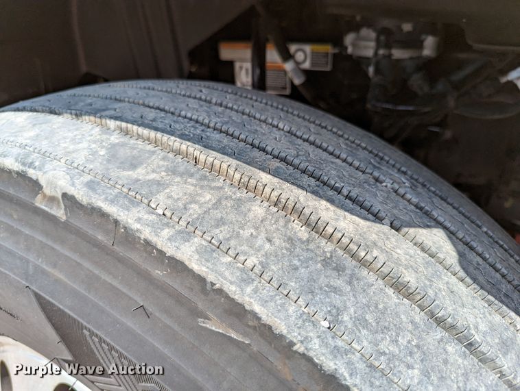 image for item MN9979 2019 Peterbilt 579  semi truck