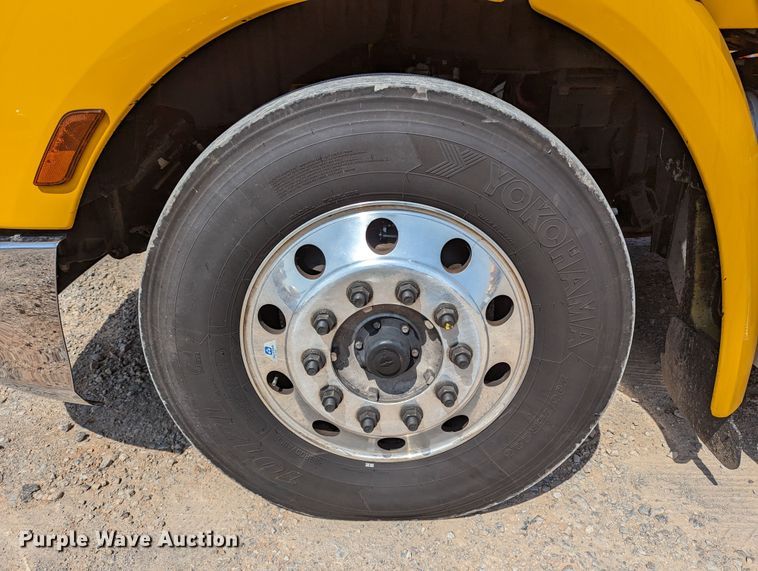 image for item MN9979 2019 Peterbilt 579  semi truck