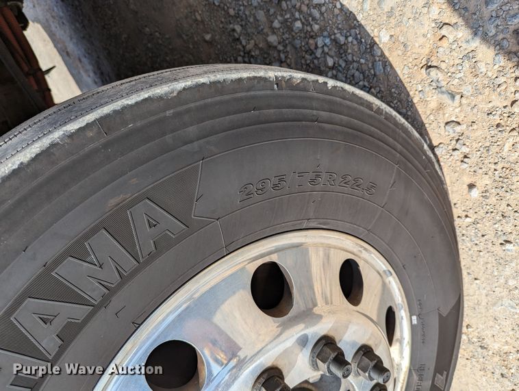 image for item MN9979 2019 Peterbilt 579  semi truck