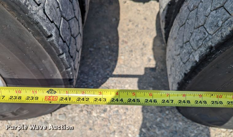 image for item MN9979 2019 Peterbilt 579  semi truck