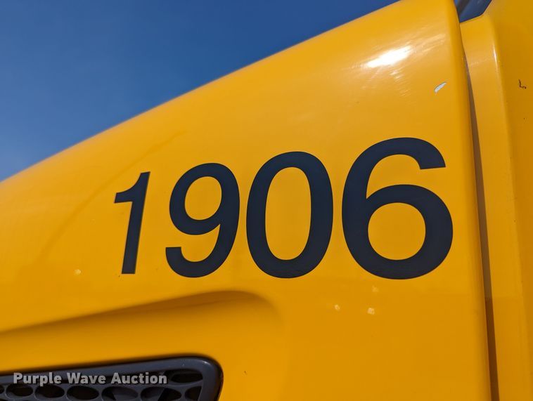 image for item MN9979 2019 Peterbilt 579  semi truck