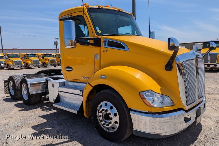 image for item MN9985 2020 Kenworth T680  semi truck