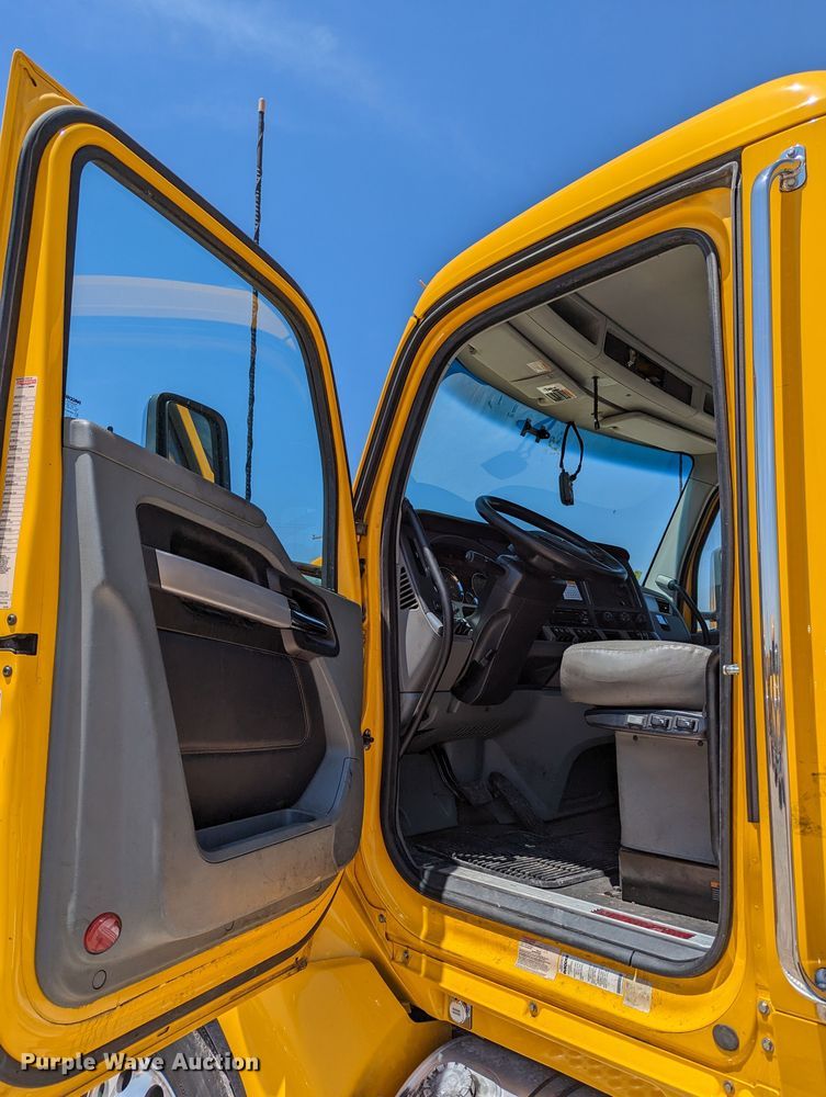 image for item MN9985 2020 Kenworth T680  semi truck