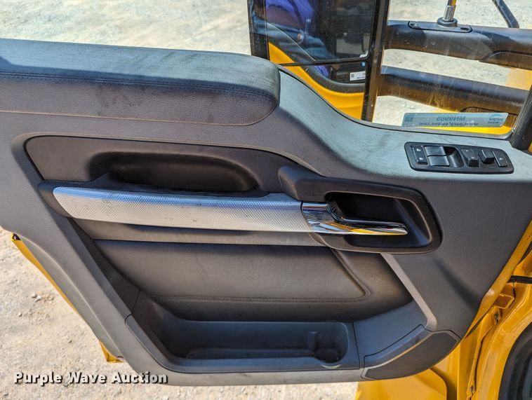 image for item MN9985 2020 Kenworth T680  semi truck