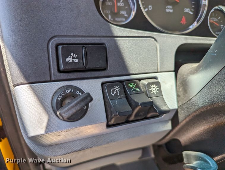 image for item MN9985 2020 Kenworth T680  semi truck