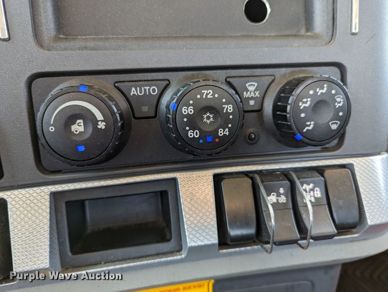 image for item MN9985 2020 Kenworth T680  semi truck