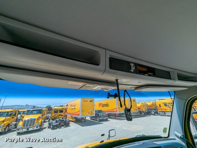 image for item MN9985 2020 Kenworth T680  semi truck