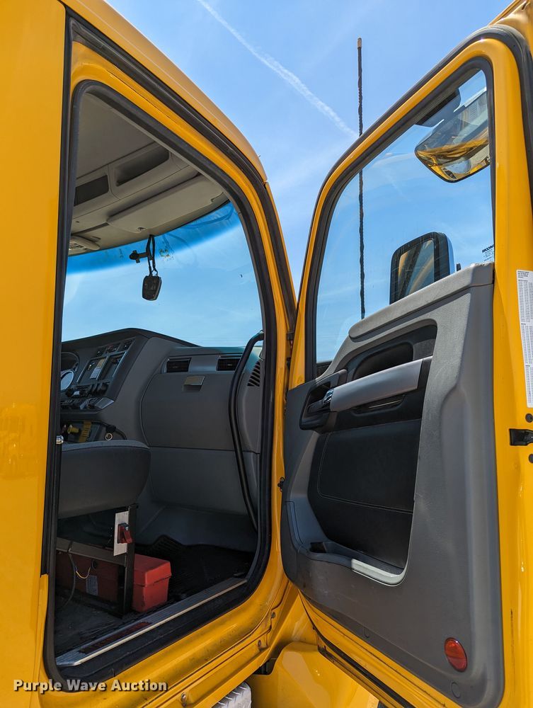 image for item MN9985 2020 Kenworth T680  semi truck