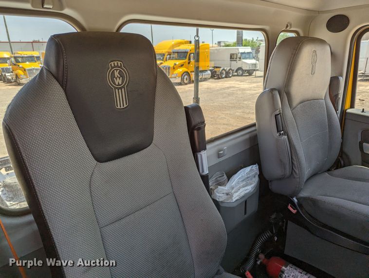 image for item MN9985 2020 Kenworth T680  semi truck