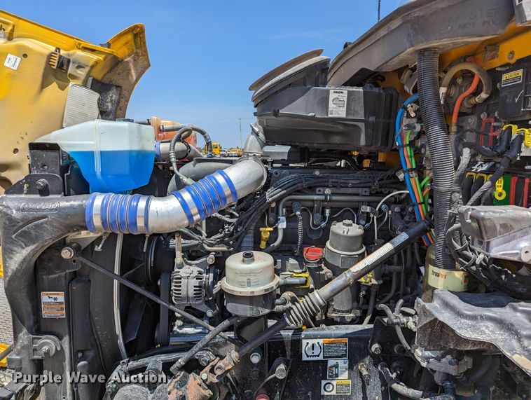 image for item MN9985 2020 Kenworth T680  semi truck