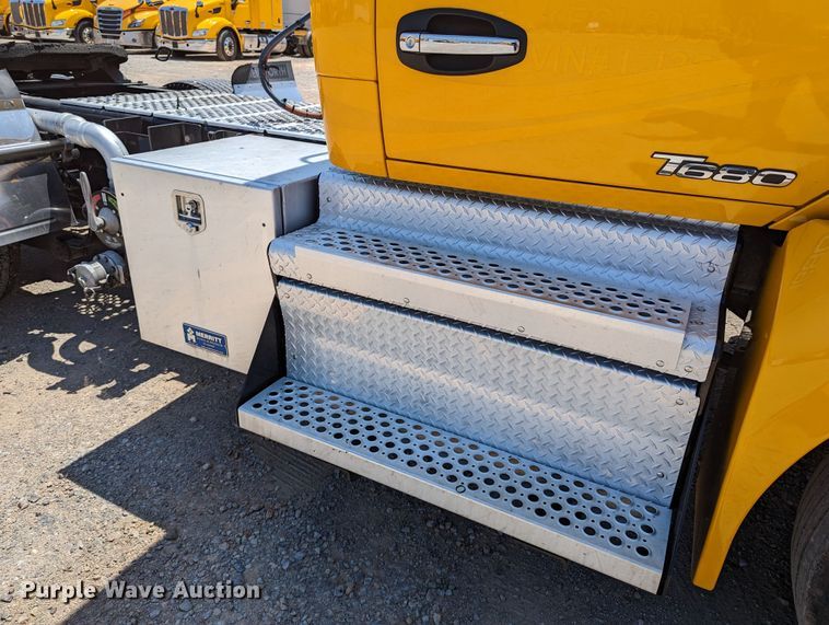 image for item MN9985 2020 Kenworth T680  semi truck
