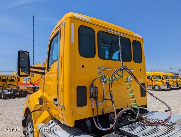 image for item MN9985 2020 Kenworth T680  semi truck