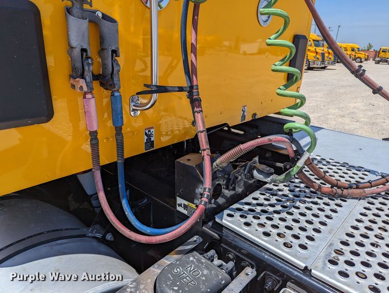 image for item MN9985 2020 Kenworth T680  semi truck