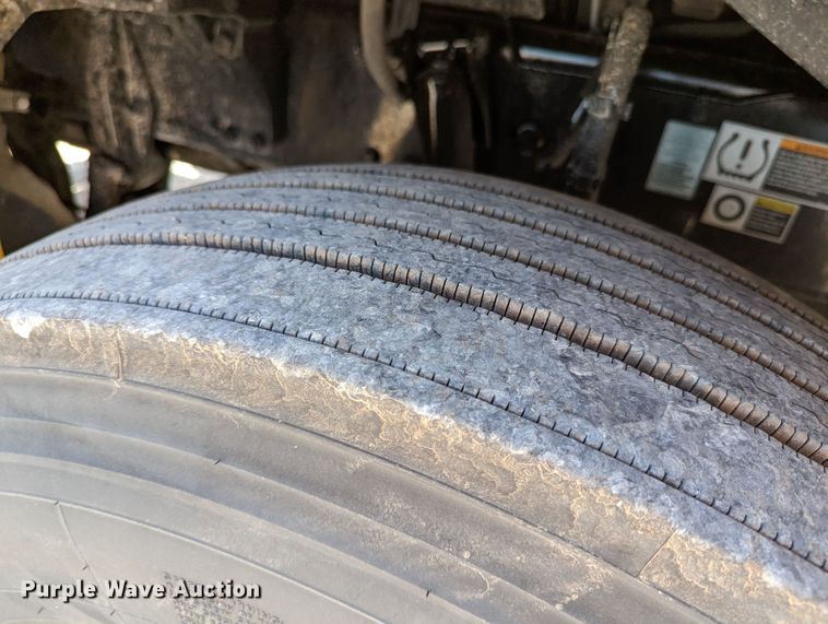 image for item MN9985 2020 Kenworth T680  semi truck