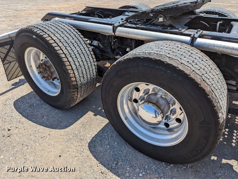 image for item MN9985 2020 Kenworth T680  semi truck