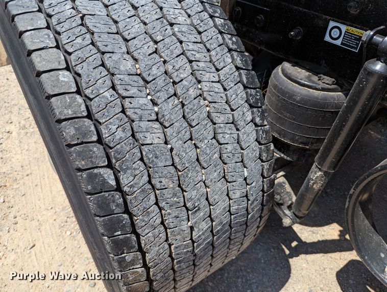 image for item MN9985 2020 Kenworth T680  semi truck