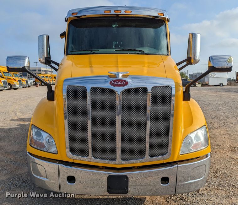 image for item MN9986 2019 Peterbilt 579  semi truck