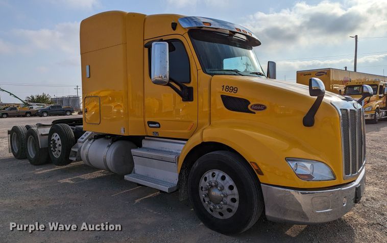 image for item MN9986 2019 Peterbilt 579  semi truck