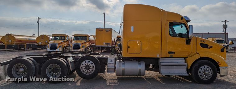 image for item MN9986 2019 Peterbilt 579  semi truck