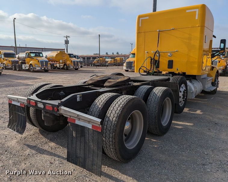 image for item MN9986 2019 Peterbilt 579  semi truck