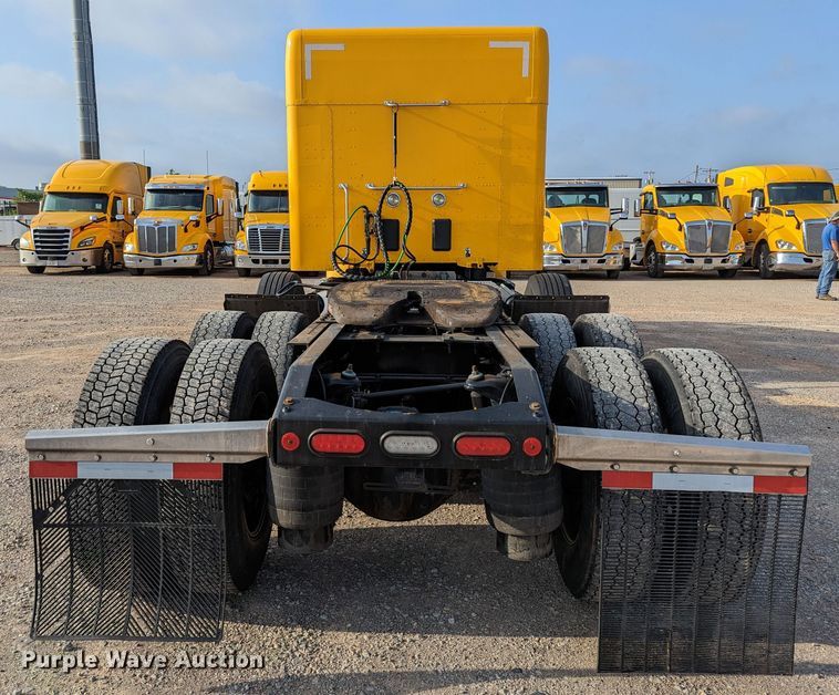 image for item MN9986 2019 Peterbilt 579  semi truck