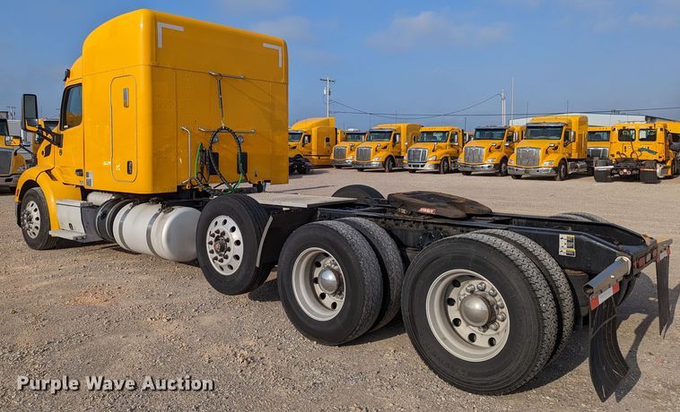 image for item MN9986 2019 Peterbilt 579  semi truck