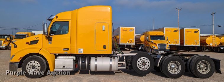 image for item MN9986 2019 Peterbilt 579  semi truck
