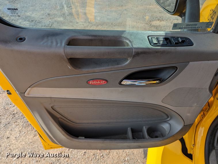 image for item MN9986 2019 Peterbilt 579  semi truck