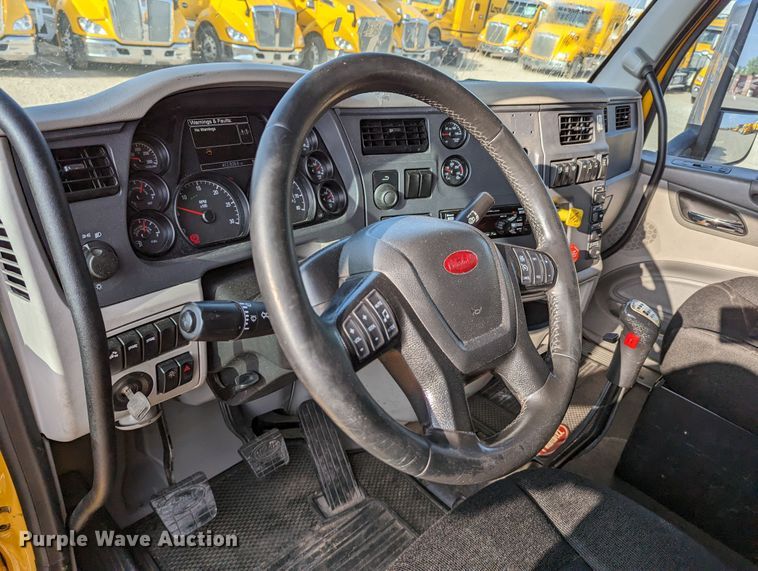 image for item MN9986 2019 Peterbilt 579  semi truck