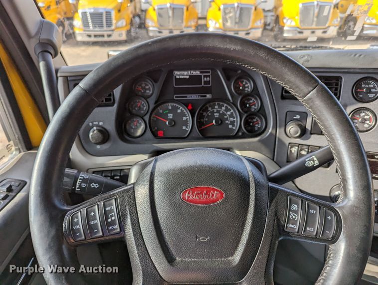 image for item MN9986 2019 Peterbilt 579  semi truck