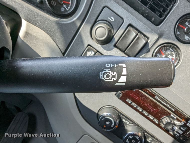 image for item MN9986 2019 Peterbilt 579  semi truck