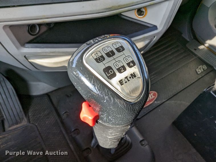 image for item MN9986 2019 Peterbilt 579  semi truck