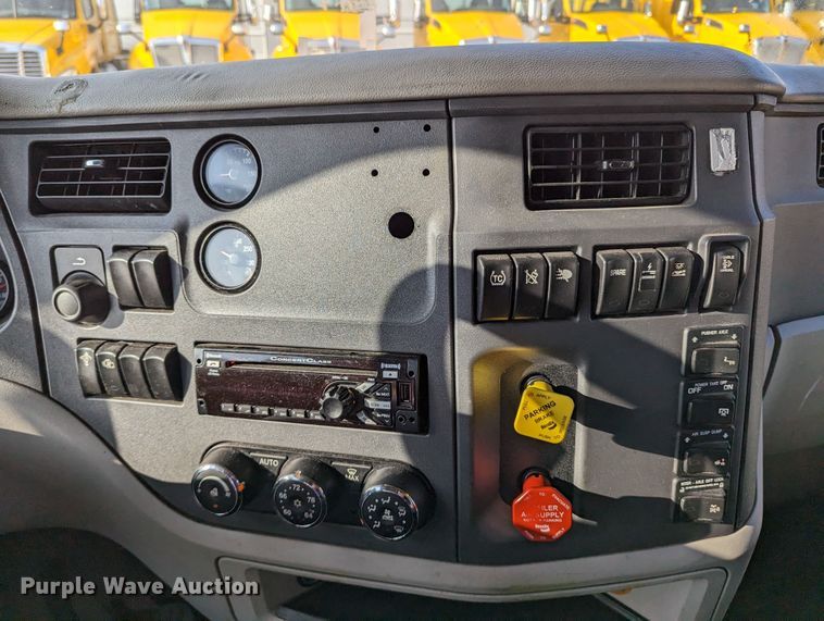 image for item MN9986 2019 Peterbilt 579  semi truck