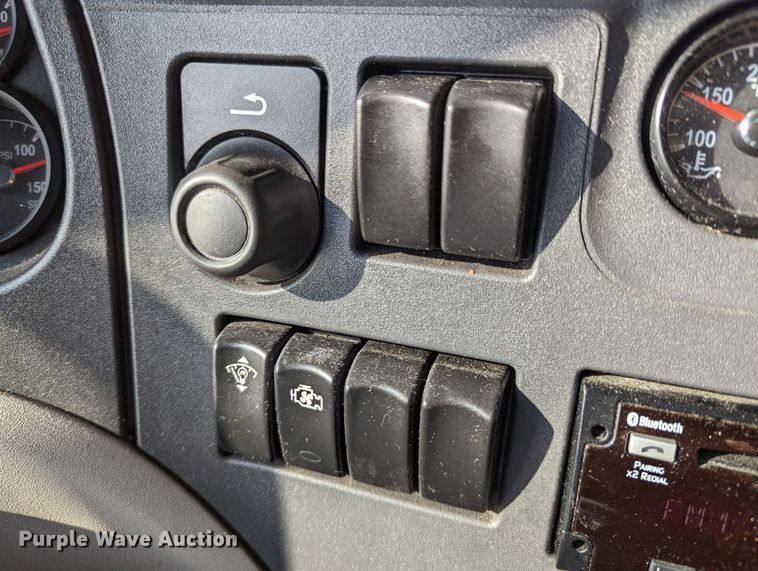 image for item MN9986 2019 Peterbilt 579  semi truck