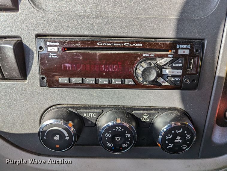 image for item MN9986 2019 Peterbilt 579  semi truck