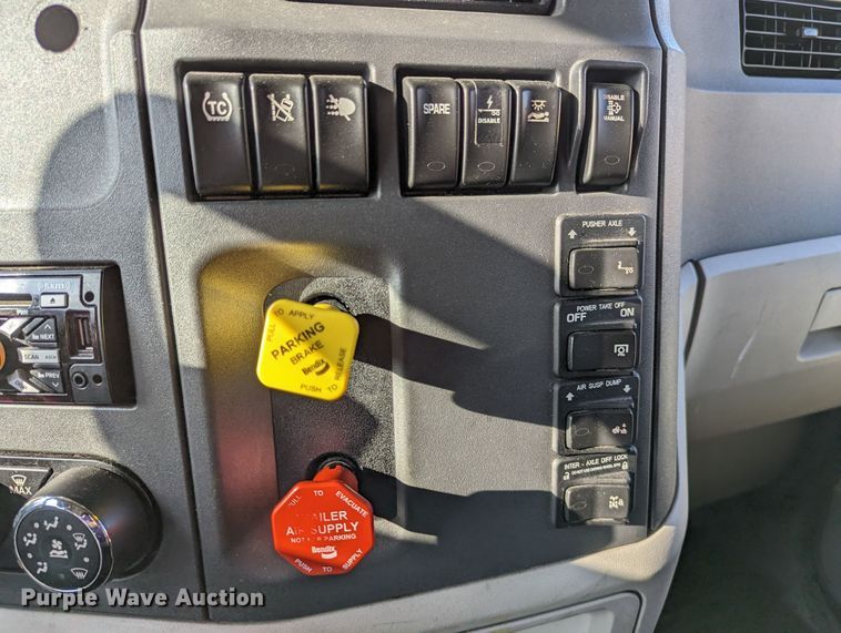 image for item MN9986 2019 Peterbilt 579  semi truck