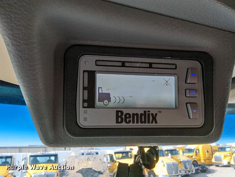 image for item MN9986 2019 Peterbilt 579  semi truck