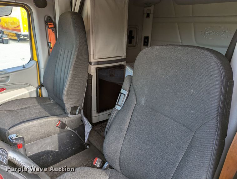 image for item MN9986 2019 Peterbilt 579  semi truck