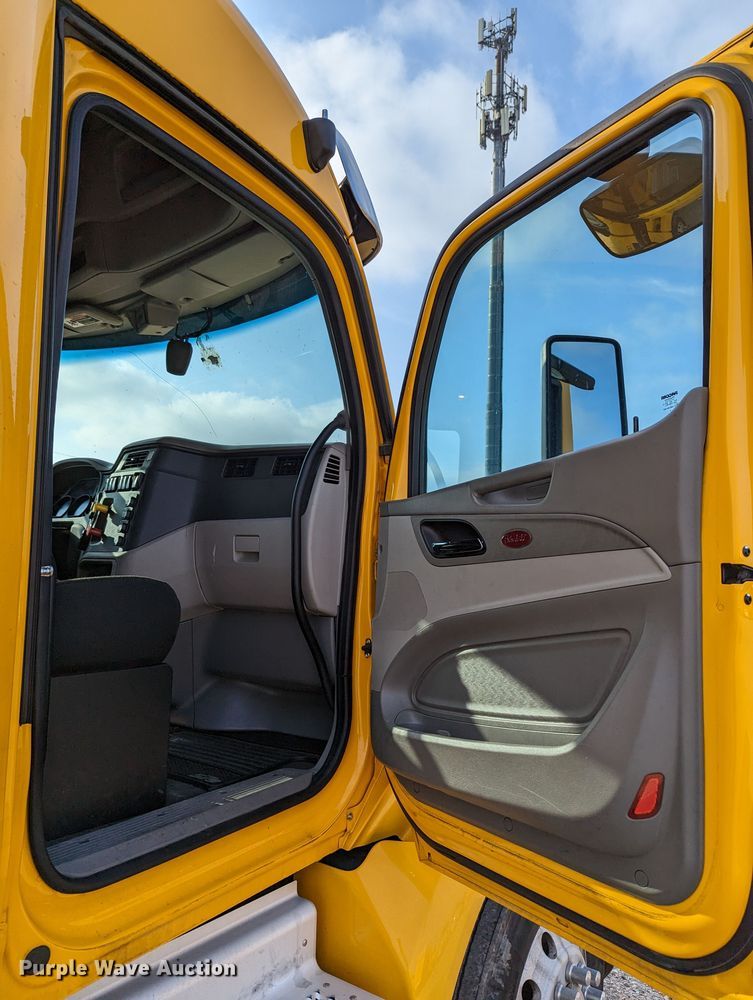 image for item MN9986 2019 Peterbilt 579  semi truck