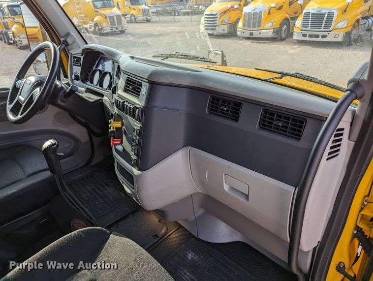 image for item MN9986 2019 Peterbilt 579  semi truck