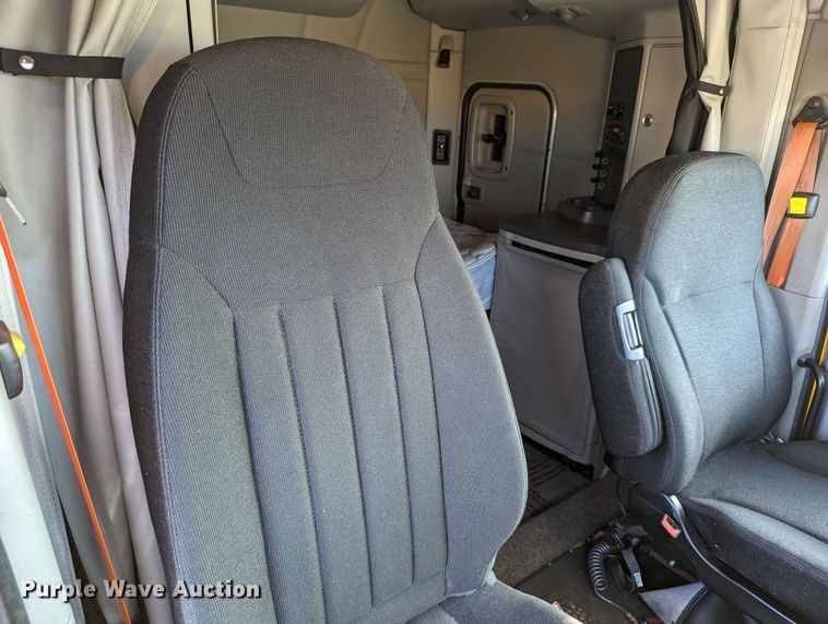 image for item MN9986 2019 Peterbilt 579  semi truck