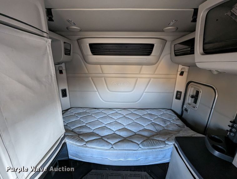 image for item MN9986 2019 Peterbilt 579  semi truck