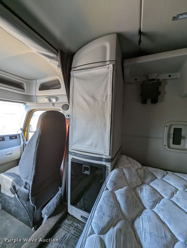 image for item MN9986 2019 Peterbilt 579  semi truck