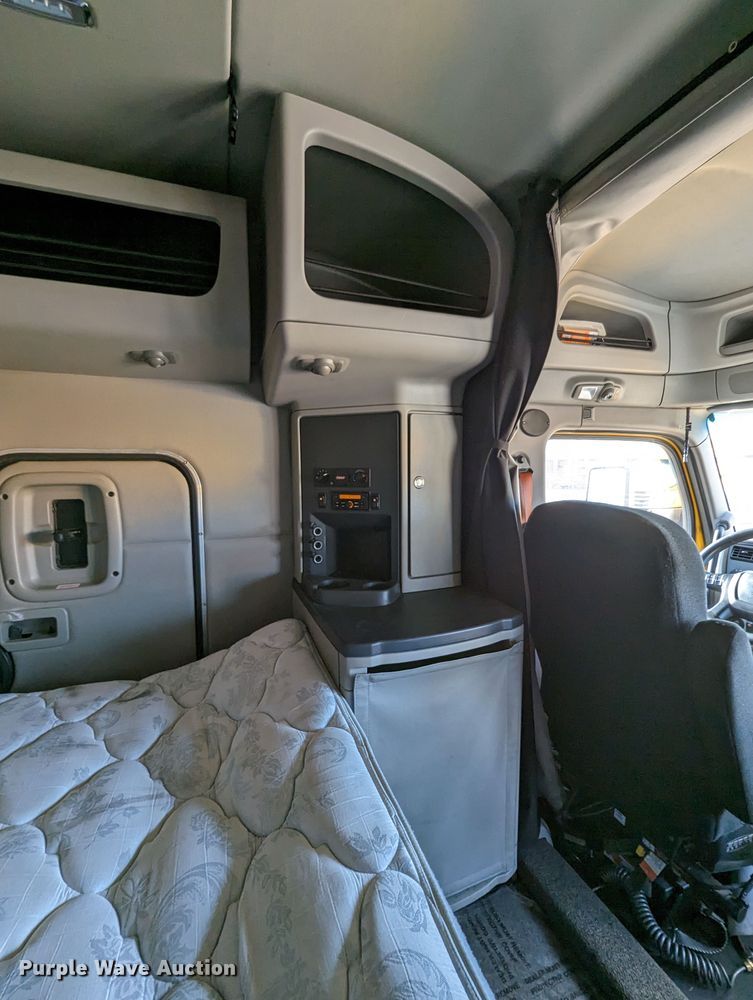 image for item MN9986 2019 Peterbilt 579  semi truck