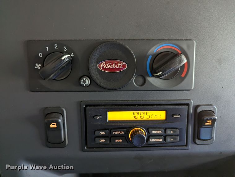 image for item MN9986 2019 Peterbilt 579  semi truck